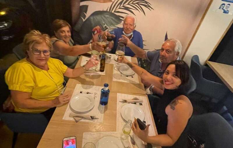 Juan Diego Falcón y su esposa con los padres de María Rosales/TA.